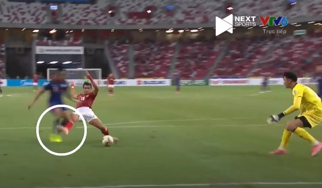 Hậu vệ Indonesia phạm lỗi rõ ràng nhưng Singapore không có phạt đền