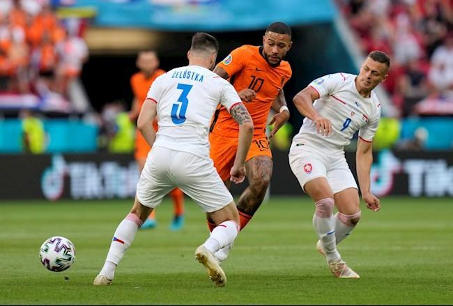 Depay bị hậu vệ CH Séc kèm chặt. Depay bị hậu vệ CH Séc kèm chặt.