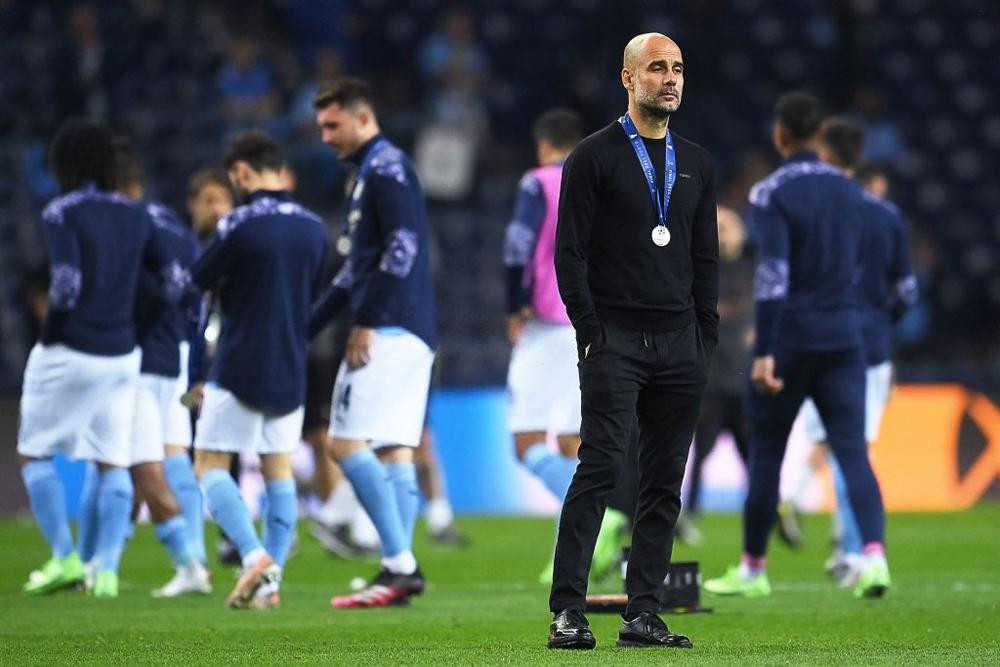Trái ngược với đó là nỗi buồn khó diễn tả của Pep Guardiola và các cầu thủ Man City Trái ngược với đó là nỗi buồn khó diễn tả của Pep Guardiola và các cầu thủ Man City