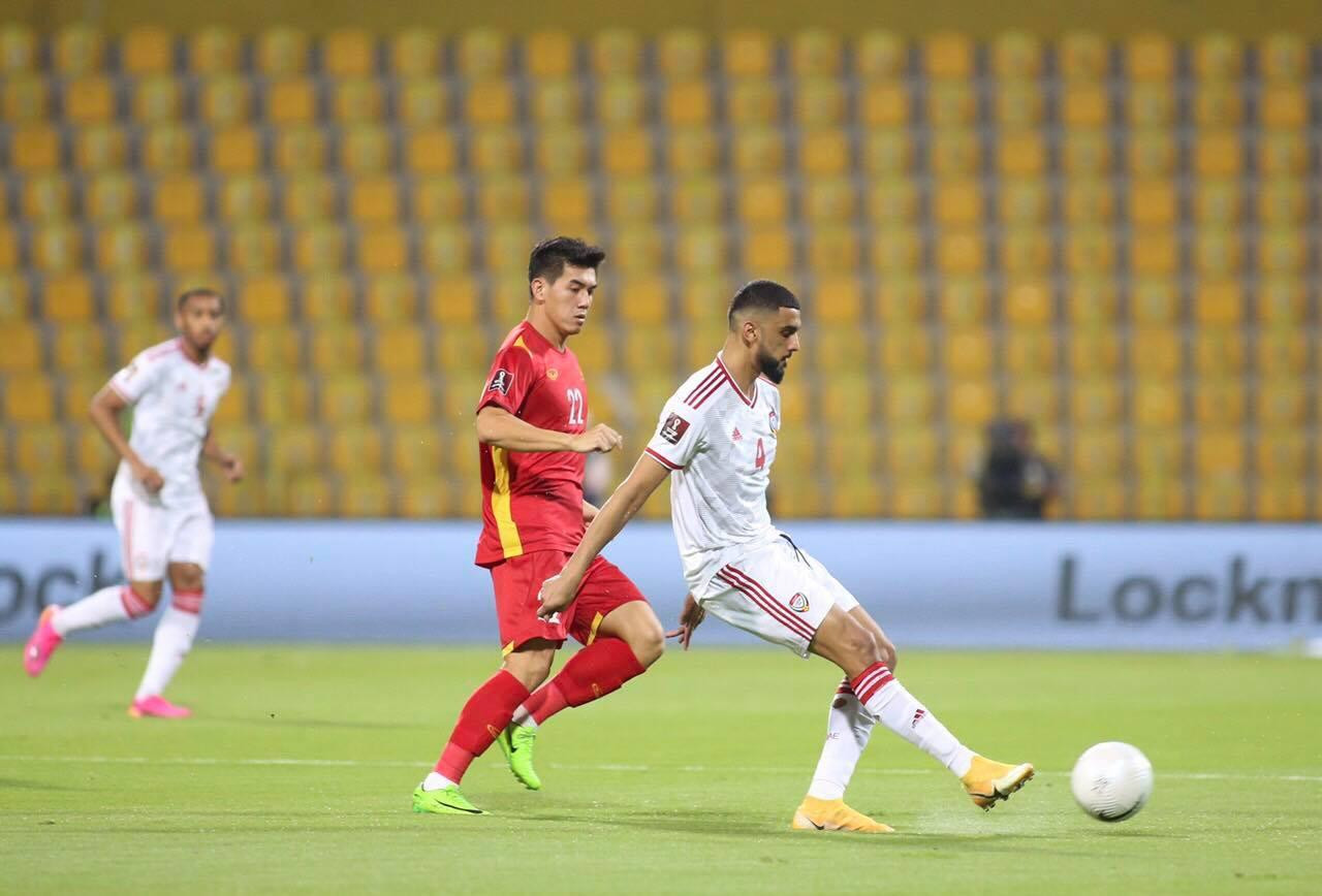 Tất cả các cầu thủ Việt Nam đều tập trung theo sát đối thủ. Ảnh: Hữu Phạm