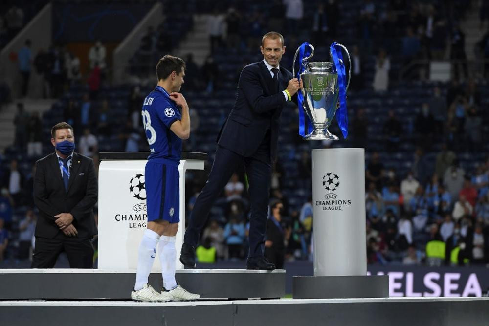 Đội trưởng Azpilicueta bước lên bục nhận cúp từ Chủ tịch UEFA Đội trưởng Azpilicueta bước lên bục nhận cúp từ Chủ tịch UEFA