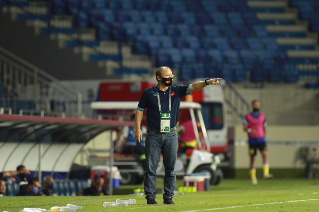 HLV Park Hang-seo gây bất ngờ khi dùng Văn Thanh thay Công Phượng. Ảnh: Hữu Phạm