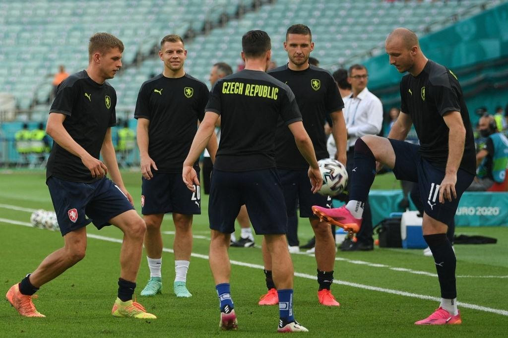 Cầu thủ CH Séc khởi động trước trận đấu. Cầu thủ CH Séc khởi động trước trận đấu.
