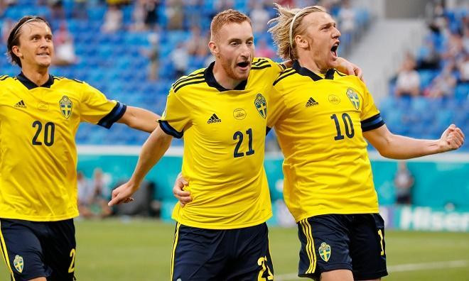 Forsberg ăn mừng cú đúp cùng các đồng đội. Forsberg ăn mừng cú đúp cùng các đồng đội.