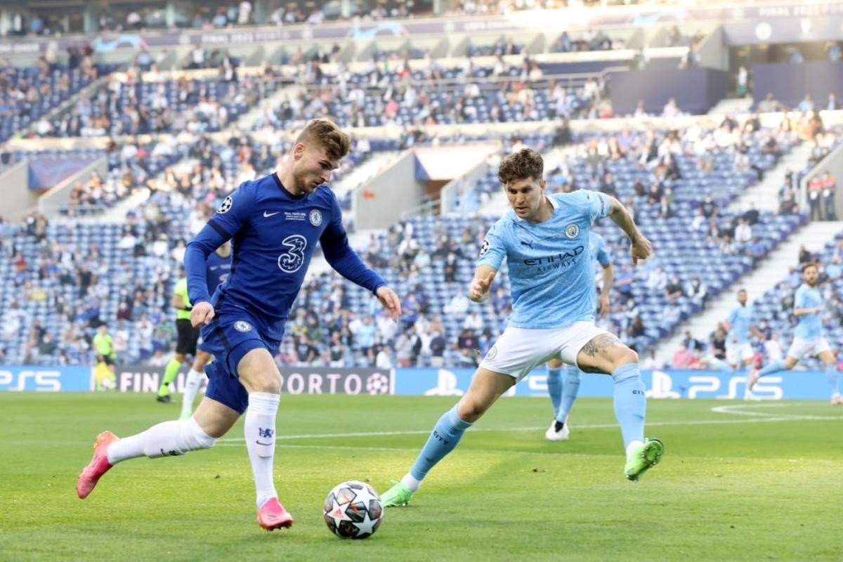 Chelsea (trái) đã bỏ lỡ nhiều cơ hội ở đầu trận