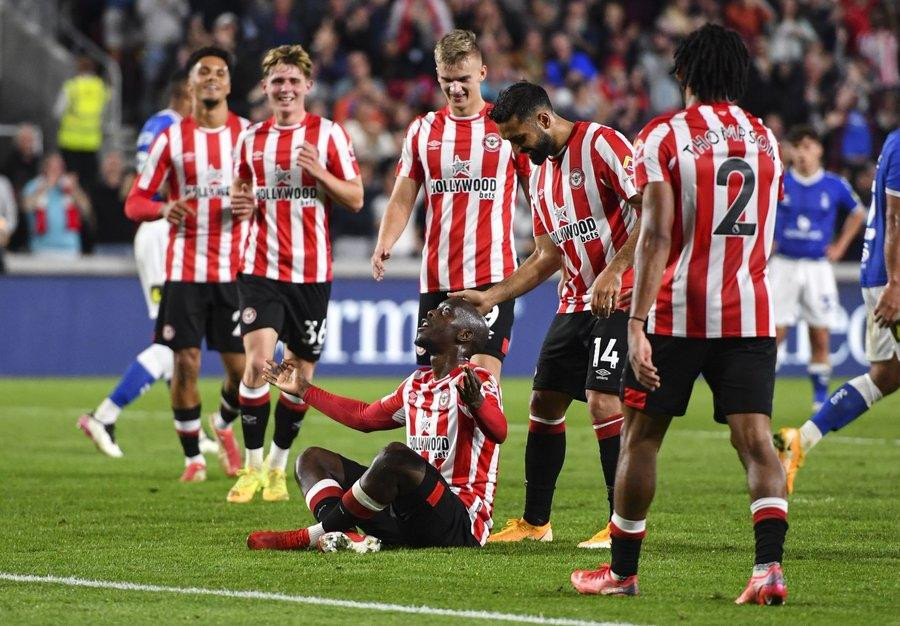 Cầu thủ Brentford ăn mừng độc đáo. Cầu thủ Brentford ăn mừng độc đáo.