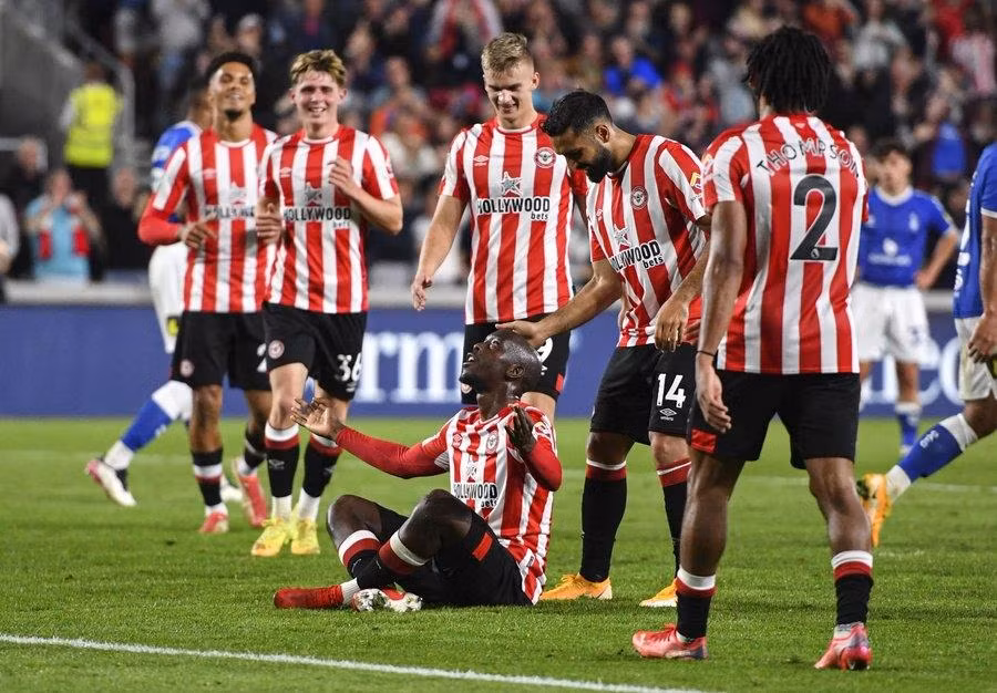 Cầu thủ Brentford ăn mừng độc đáo.