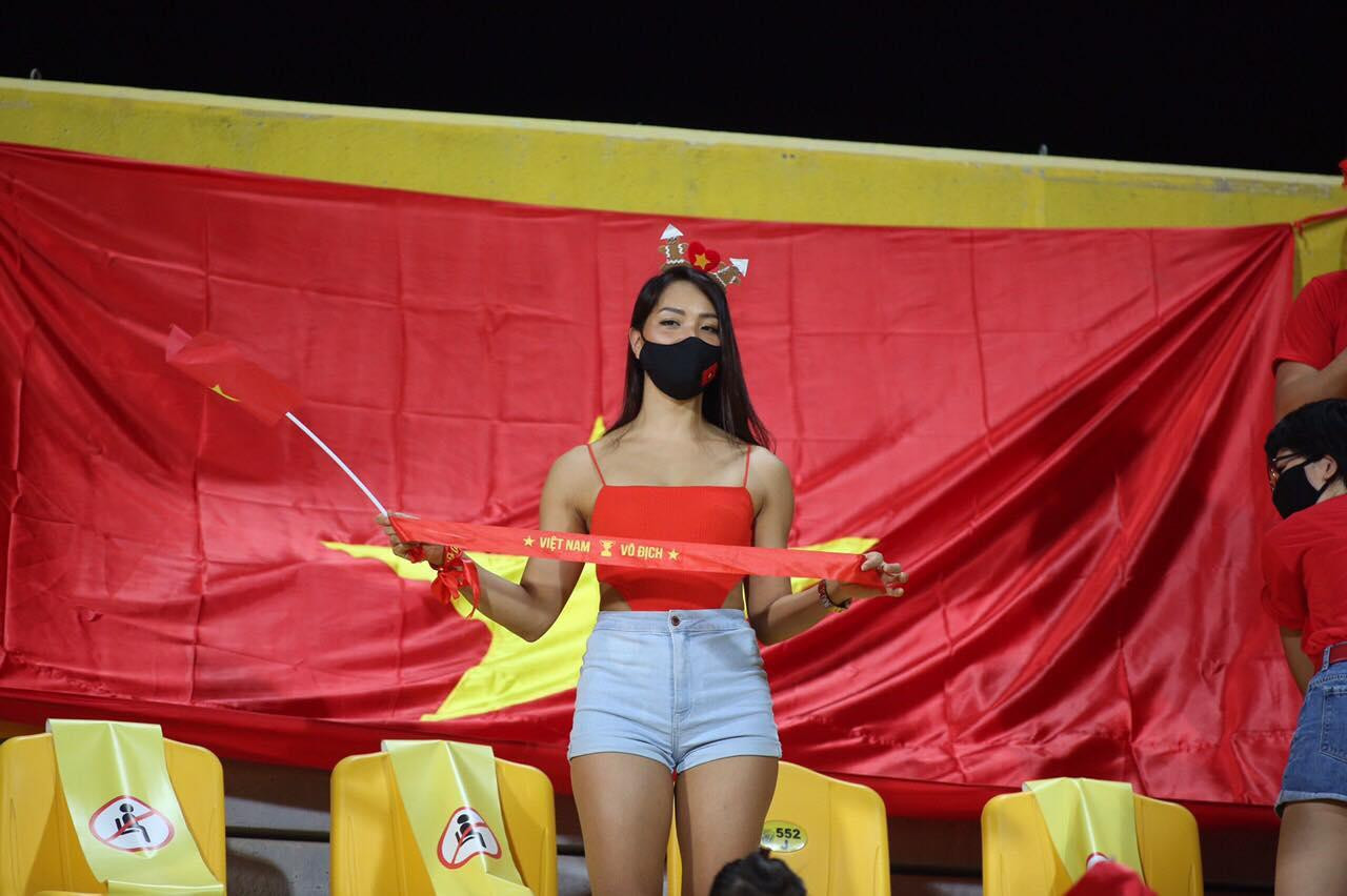 Nữ CĐV xinh đẹp của tuyển Việt Nam nổi bật trên khán đài. Ảnh: Hữu Phạm