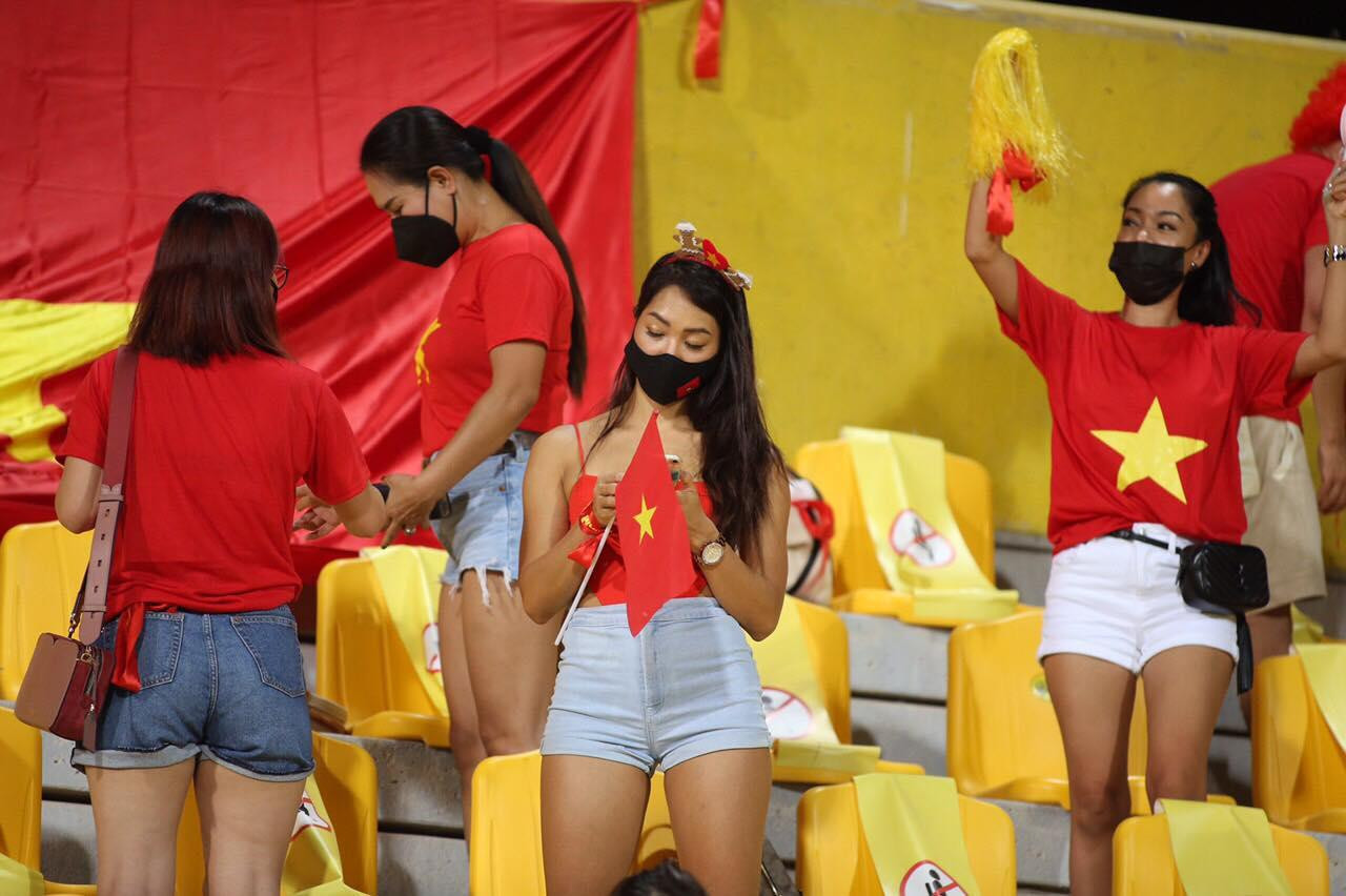 Tất cả đều sẵn sàng cho một đêm cháy hết mình với đội tuyển. Ảnh: Hữu Phạm.