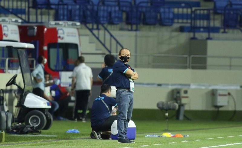 HLV Park Hang-seo trầm tư trước kình địch Shin Tae-yong. Ảnh: Hữu Phạm.