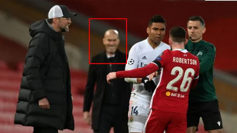 HLV Zidane cười tươi rói.