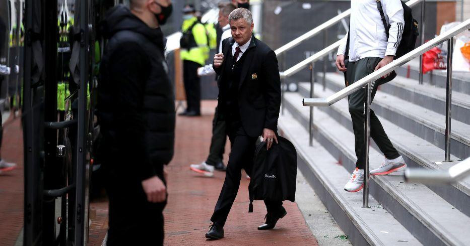 Không chỉ Liverpool, M.U cũng tìm cách thoát khỏi cuộc biểu tình. Các cầu thủ M.U đã được thông báo trước về cuộc biểu tình và quyết định đến sân sớm hơn bình thường 6 tiếng bằng xe cá nhân, không dùng xe buýt của đội. Cả đội chuẩn bị trước trận đấu bên trong sân và nghỉ ngơi tại các phòng điều hành ở sân Old Trafford.