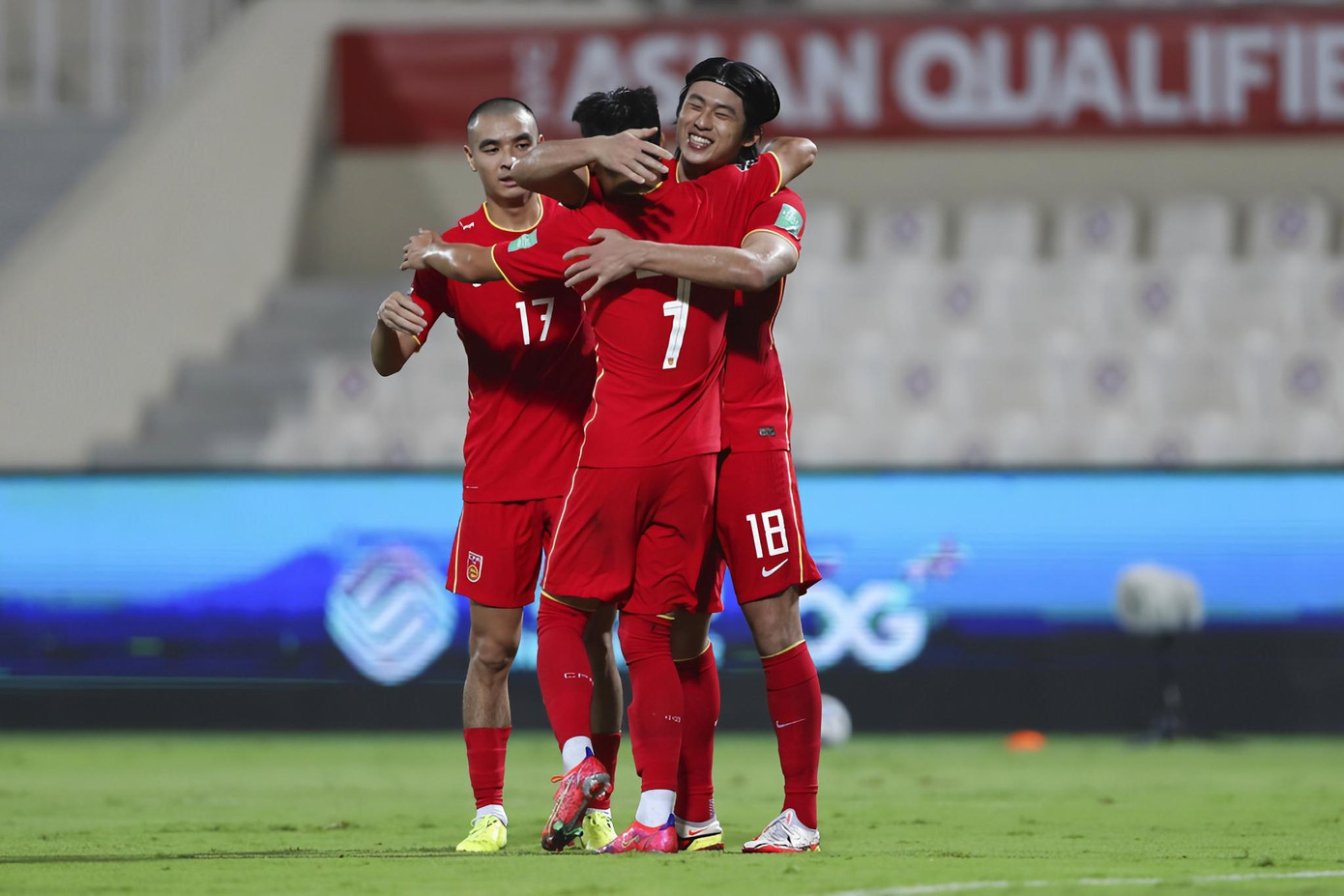Cận cảnh các cầu thủ Trung Quốc ăn mừng bàn mở tỷ số. Ảnh: AP Cận cảnh các cầu thủ Trung Quốc ăn mừng bàn mở tỷ số. Ảnh: AP
