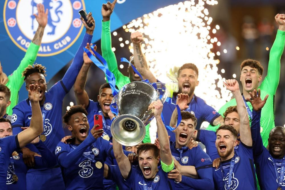 Niềm vui vỡ òa của các cầu thủ Chelsea trên bục đăng quang Niềm vui vỡ òa của các cầu thủ Chelsea trên bục đăng quang