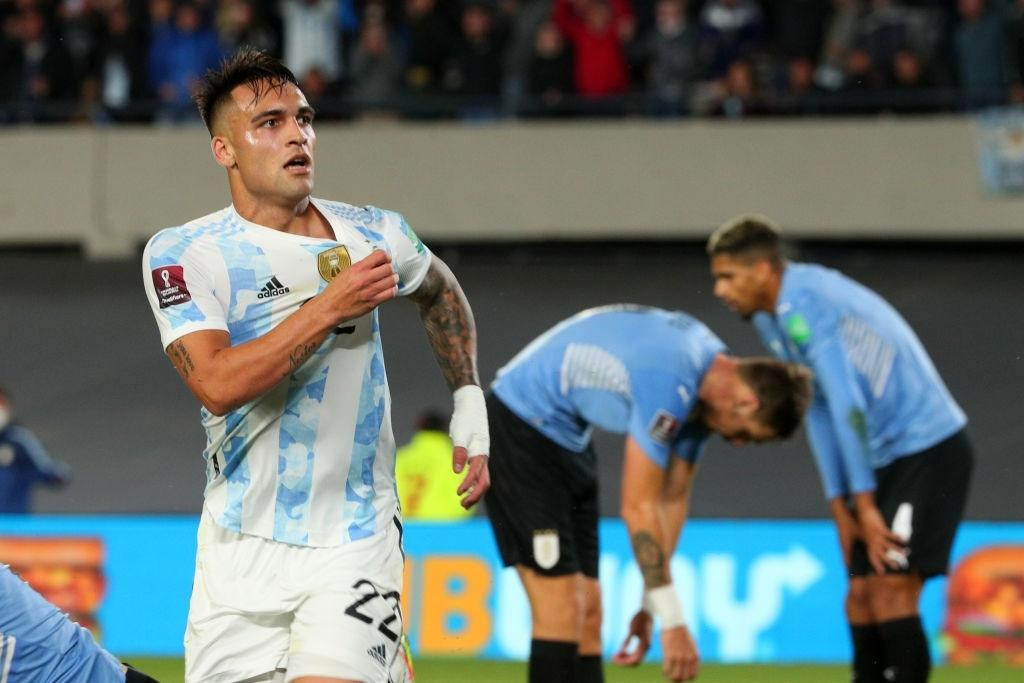 Martinez ăn mừng bàn thắng thứ 3 của Argentina.