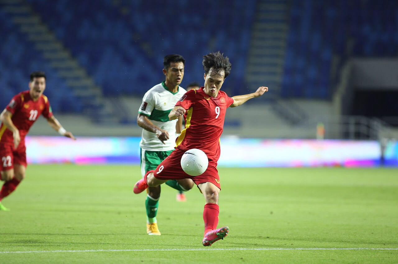 Cận cảnh pha dứt điểm không thành của Văn Toàn ở đầu trận. Ảnh: Hữu Phạm.