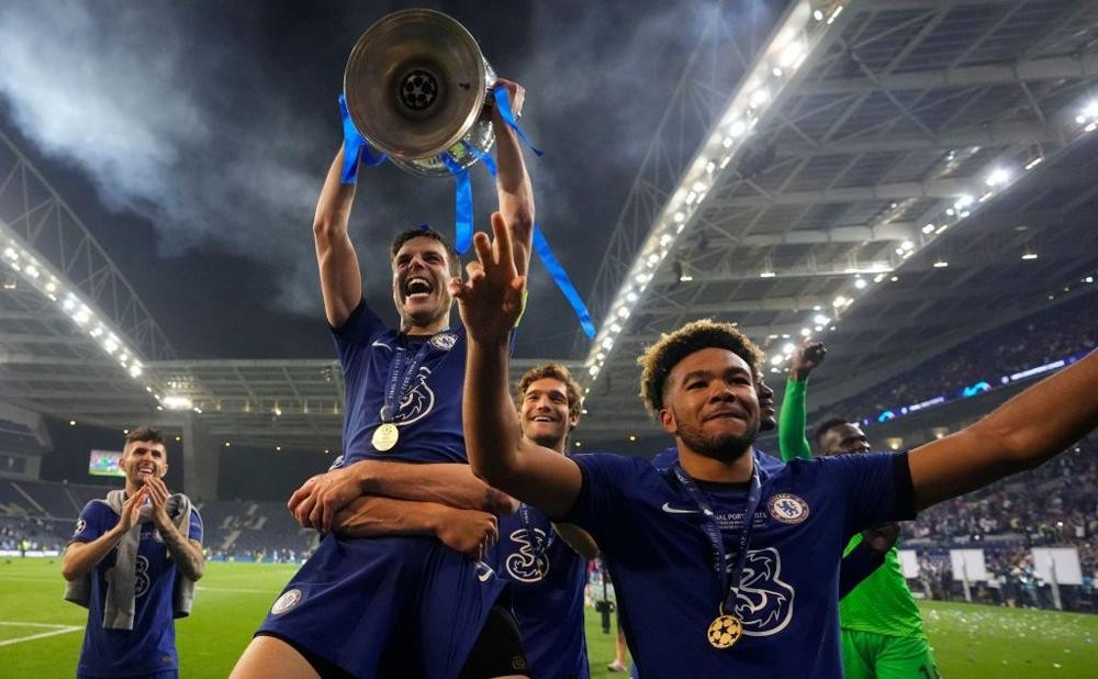 Sân Dragao tràn ngập sắc xanh của Chelsea Sân Dragao tràn ngập sắc xanh của Chelsea