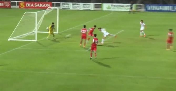 Xuân Tú đánh đầu mở tỷ số.