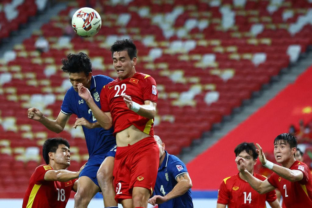 Tiến Linh (số 22) và Đức Chinh (số 18) ra sân ngay từ đầu. Tiến Linh (số 22) và Đức Chinh (số 18) ra sân ngay từ đầu.