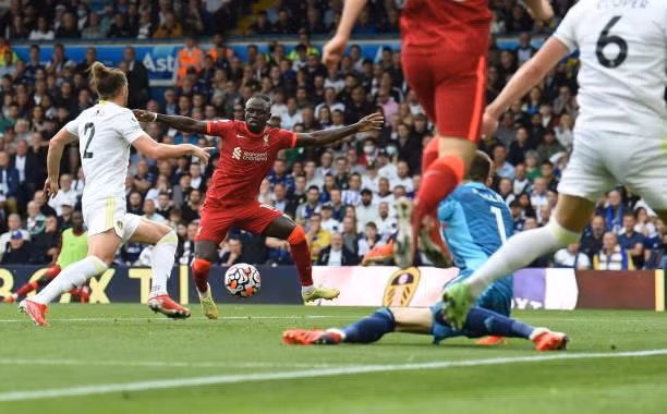 Leeds vs Liverpool 0-3: Salah cán mốc 100 bàn, Elliott dính chấn thương nặng ảnh 9