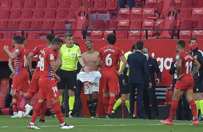 Các cầu thủ Sevilla trở lại sân dù đã cởi áo đấu và vào phòng thay đồ