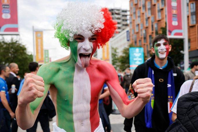 Người hâm mộ Italia và Tây Ban Nha mang đến Wembley những màu sắc rực rỡ.