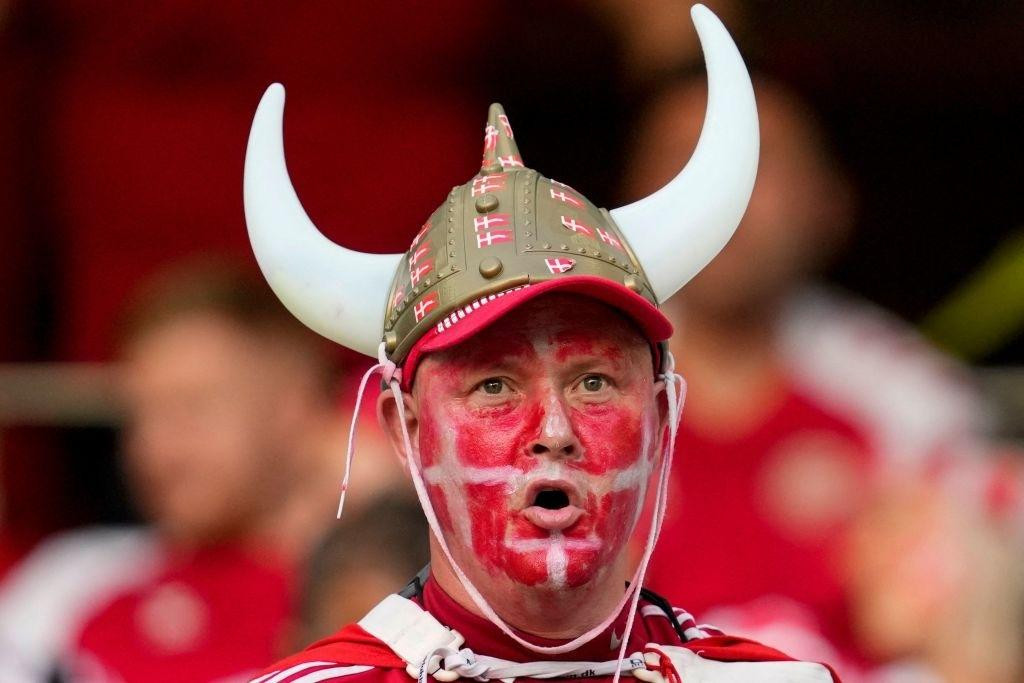 Người hâm mộ Đan Mạch đang có mặt khá đông tại sân Baku Olympic Người hâm mộ Đan Mạch đang có mặt khá đông tại sân Baku Olympic