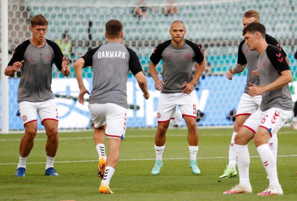 Cầu thủ Đan Mạch khởi động trước trận đấu Cầu thủ Đan Mạch khởi động trước trận đấu