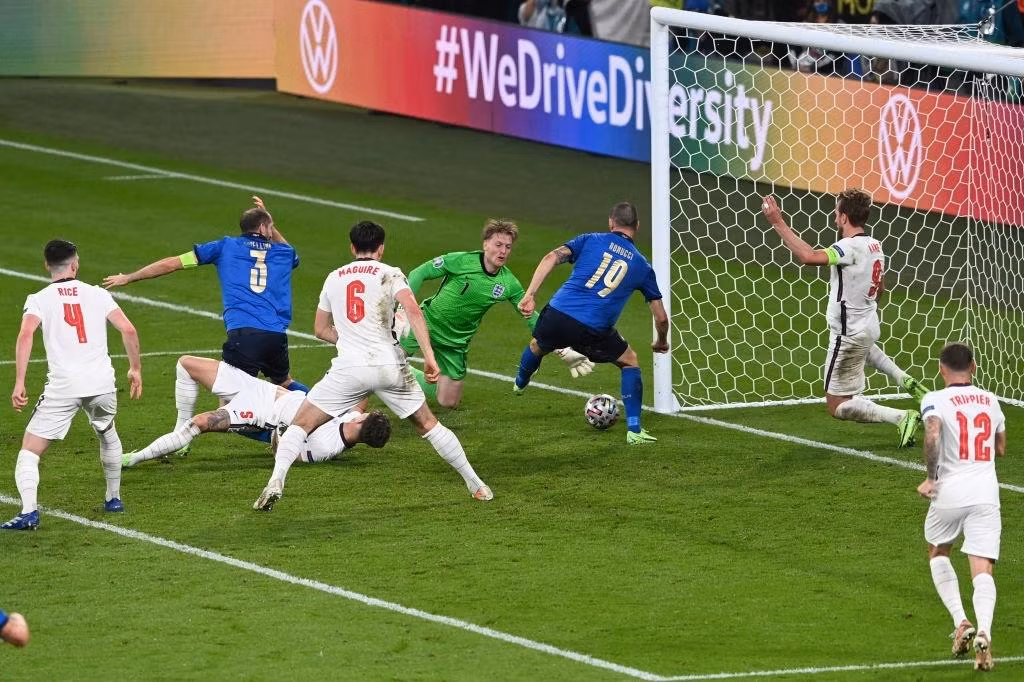 Bonucci dễ dàng ghi bàn gỡ hòa cho Italia Bonucci dễ dàng ghi bàn gỡ hòa cho Italia