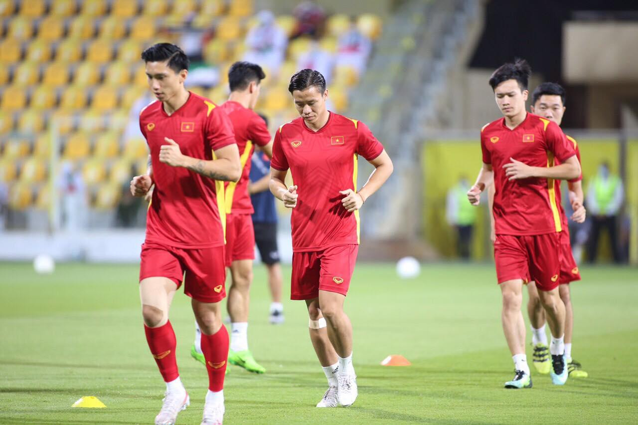 Các cầu thủ Việt Nam sẵn sàng cho đại chiến. Ảnh Hữu Phạm