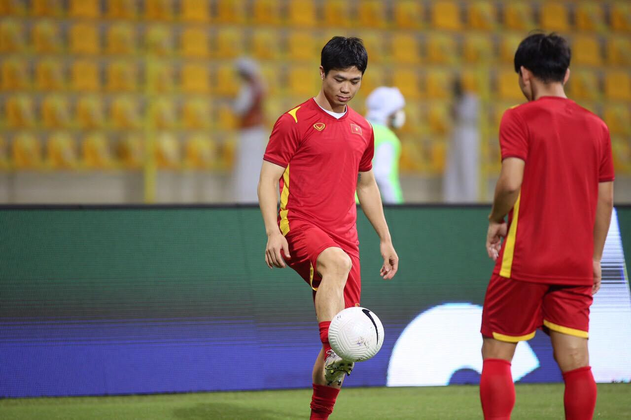 Công Phượng phải ngồi dự bị nhưng vẫn khởi động rất nhiệt. Ảnh: Hữu Phạm.