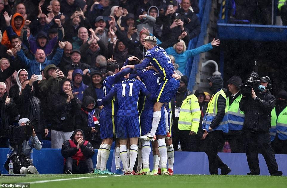 Các cầu thủ Chelsea ăn mừng bàn thắng muộn.
