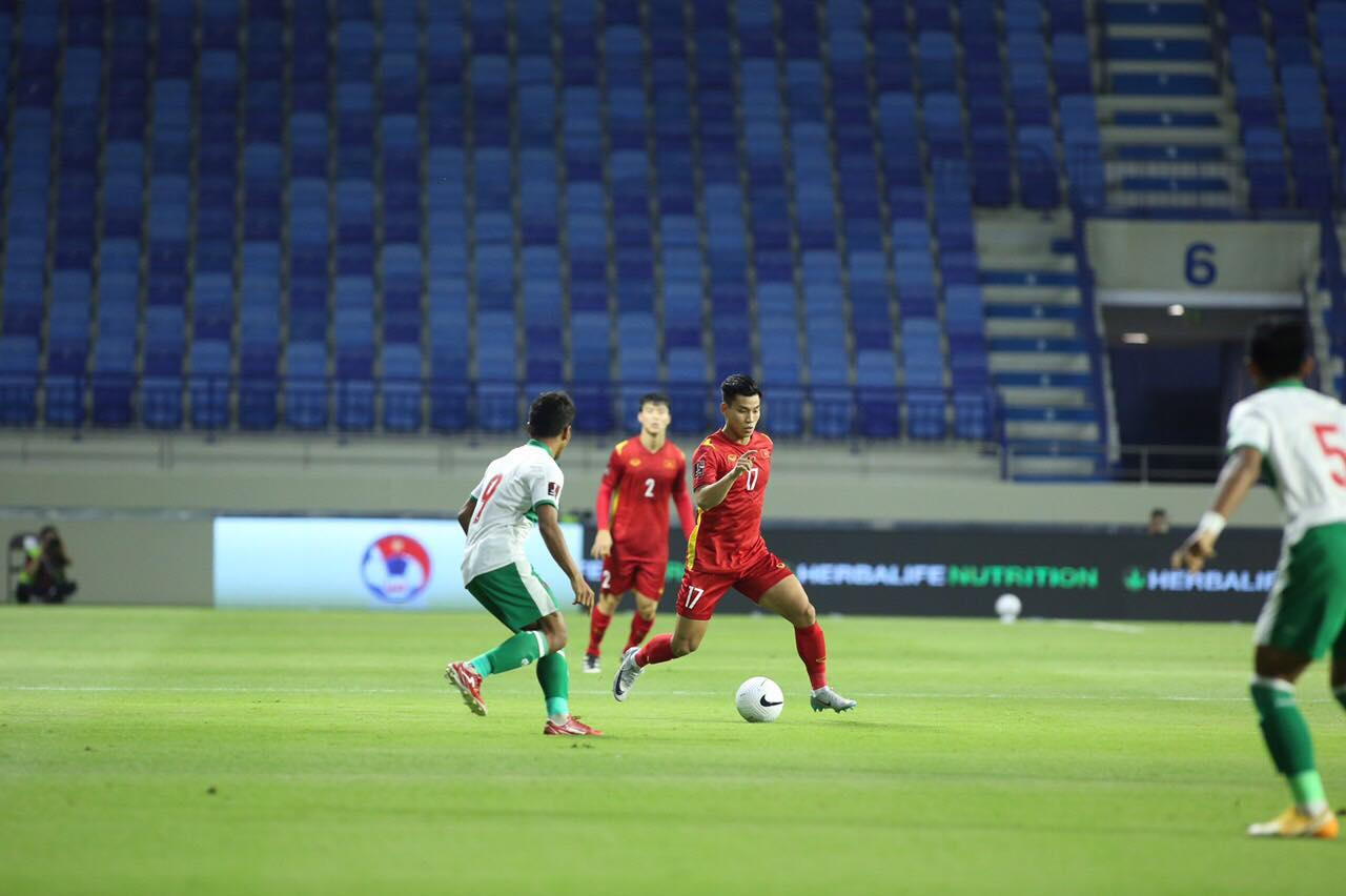 ĐT Việt Nam đang chơi ép sân. Ảnh: Hữu Phạm