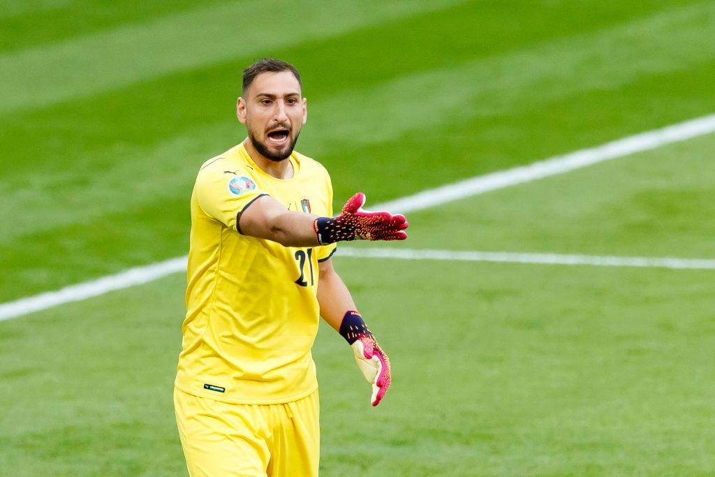 Thủ môn Italia không hài lòng với các trung vệ. Thủ môn Italia không hài lòng với các trung vệ.