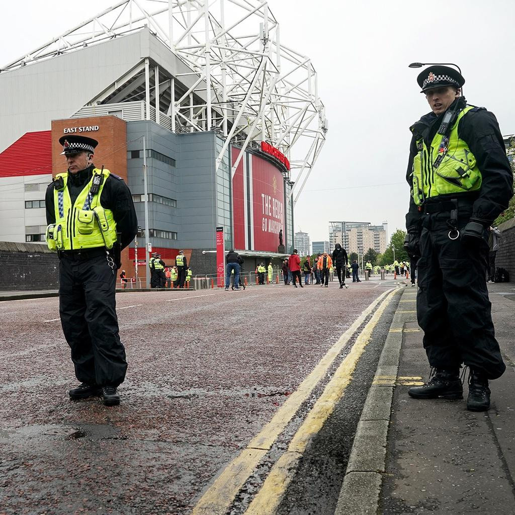 Trước trận đấu bù vòng 34 Ngoại hạng Anh giữa M.U và Liverpool, lực lượng cảnh sát đã có mặt để giữ trật tự cho trận derby nước Anh để tránh sự cố khiến cặp đấu này bị hoãn trước đó.