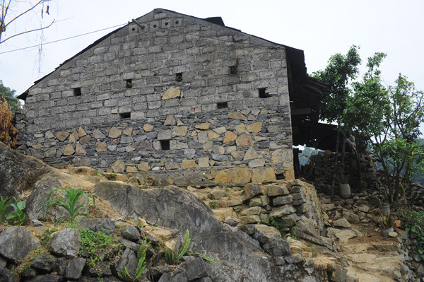 Người dân vùng cao sống quyện cùng với đá, những ngôi nhà được dựng lên với bốn bề là đá. Tất cả cuộc sống của con người vùng cao đều gắn liền với đá. Đá dùng để làm nhà Làm hàng rào Hay đá đan xen với những luống hoa cải vàng tạo nên một bức tranh thật ấn tượng Người dân vùng cao trồng trọt trên những khe đá, trong những hốc đất nhỏ. Và thu hoạch cũng ngay tại vườn nhà Những ngọn núi đá trùng trùng điệp điệp, những cánh đồng đá trải dài bất tận, tất cả cứ tràn vào nhau, hoà quyện vào nhau thành một bức tranh tuyệt đẹp nơi cực bắc Tổ quốc. Cao nguyên đá Đồng Văn dù có tới và trở lại vẫn thấy là lạ, vì nó đẹp, cái đẹp hoang dại, từ con người đến cảnh vật. Cái đẹp mà khi trải nghiệm rồi, vẫn có chút gì đó rất thú vị.