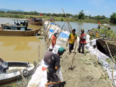 Khẩn trương hoàn thành đập tạm ngăn mặn trên sông Vĩnh Điện. Ảnh: Nam Cường