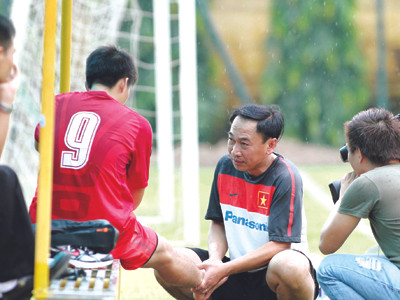 Bác sỹ ĐT chăm sóc chấn thương cho Công Vinh trong buổi tập sáng qua. Ảnh: VSI. Bác sỹ ĐT chăm sóc chấn thương cho Công Vinh trong buổi tập sáng qua. Ảnh: VSI