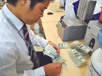 Từ 6-5, doanh nghiệp khó tiếp cận vốn vay ngoại tệ nếu không có khả năng tái tạo ngoại tệ trả nợ