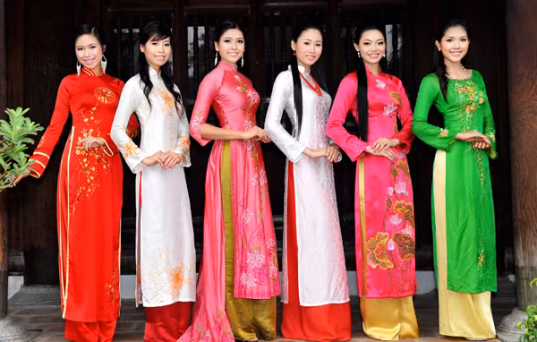Các thí sinh khoe nét rạng ngời tại Văn Miếu