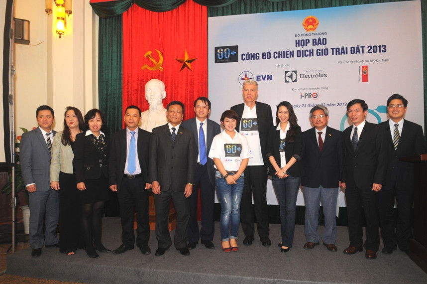 Đại diện bộ ban ngành và các đại sứ Giờ Trái Đất 2013 tại lễ công bố Chiến dịch Giờ Trái Đất 2013. Ảnh: Hoàng Hà