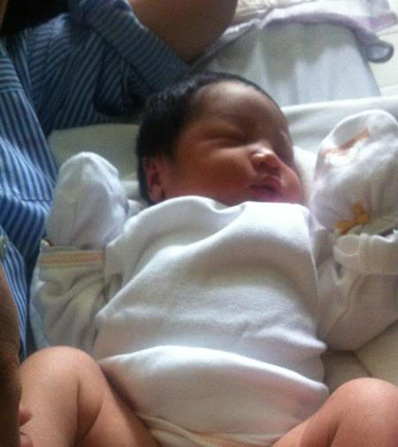 Cậu bé được bố miêu tả là thừa hưởng nhiều nét đẹp của mẹ. Cậu bé được bố miêu tả là thừa hưởng nhiều nét đẹp của mẹ