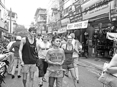 Khách du lịch nước ngoài tại phố cổ (Hà Nội). Ảnh: hồng Vĩnh