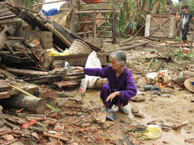 Bà đã thoát chết trong gang tấc và đang tìm tòi những gì còn sót lại trên ngôi nhà của mình