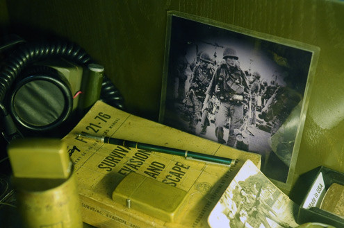 Đặc biệt, có cả cuốn sách bằng tiếng Anh dạy lính Mỹ làm sao sống sót được khi một mình ở trong rừng hay ở những khu vực không thể liên lạc được với đồng đội