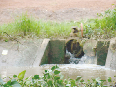 Họng xả nước thải của nhà máy XLNT Long Thành bị phát hiện xả nước ô nhiễm ra sông