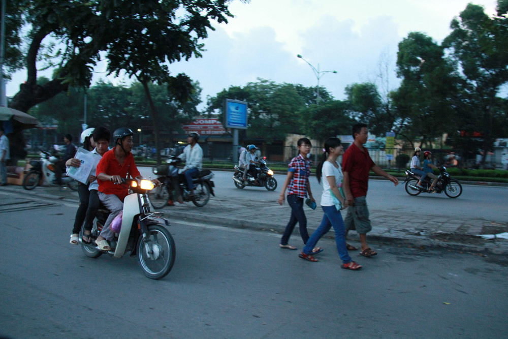 Người đi xe, người đi bộ. Ảnh: Trường Phong