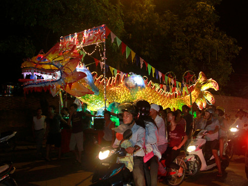 Đoàn rước đèn thu hút nhiều người đi đường cùng tham gia