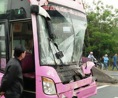 Xe tải đột ngột dừng giữa đường khiến xe khách gặp họa ảnh 2