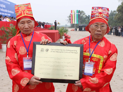 Đại diện bô lão trong làng rước bằng di sản về Đền Thánh Gióng. Đại diện bô lão trong làng rước bằng di sản về Đền Thánh Gióng